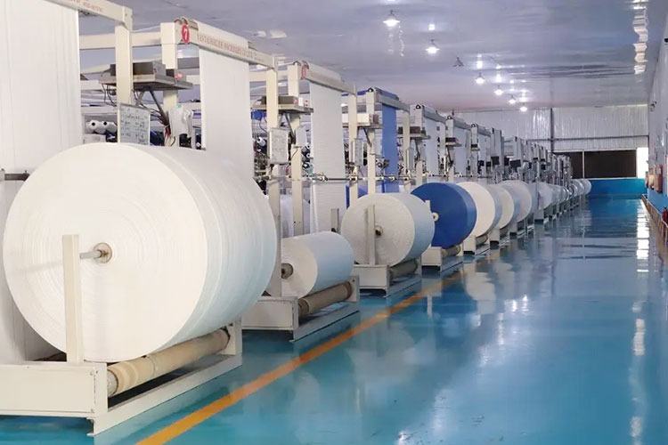 Cuộn vải lọc dệt tại xưởng sản xuất